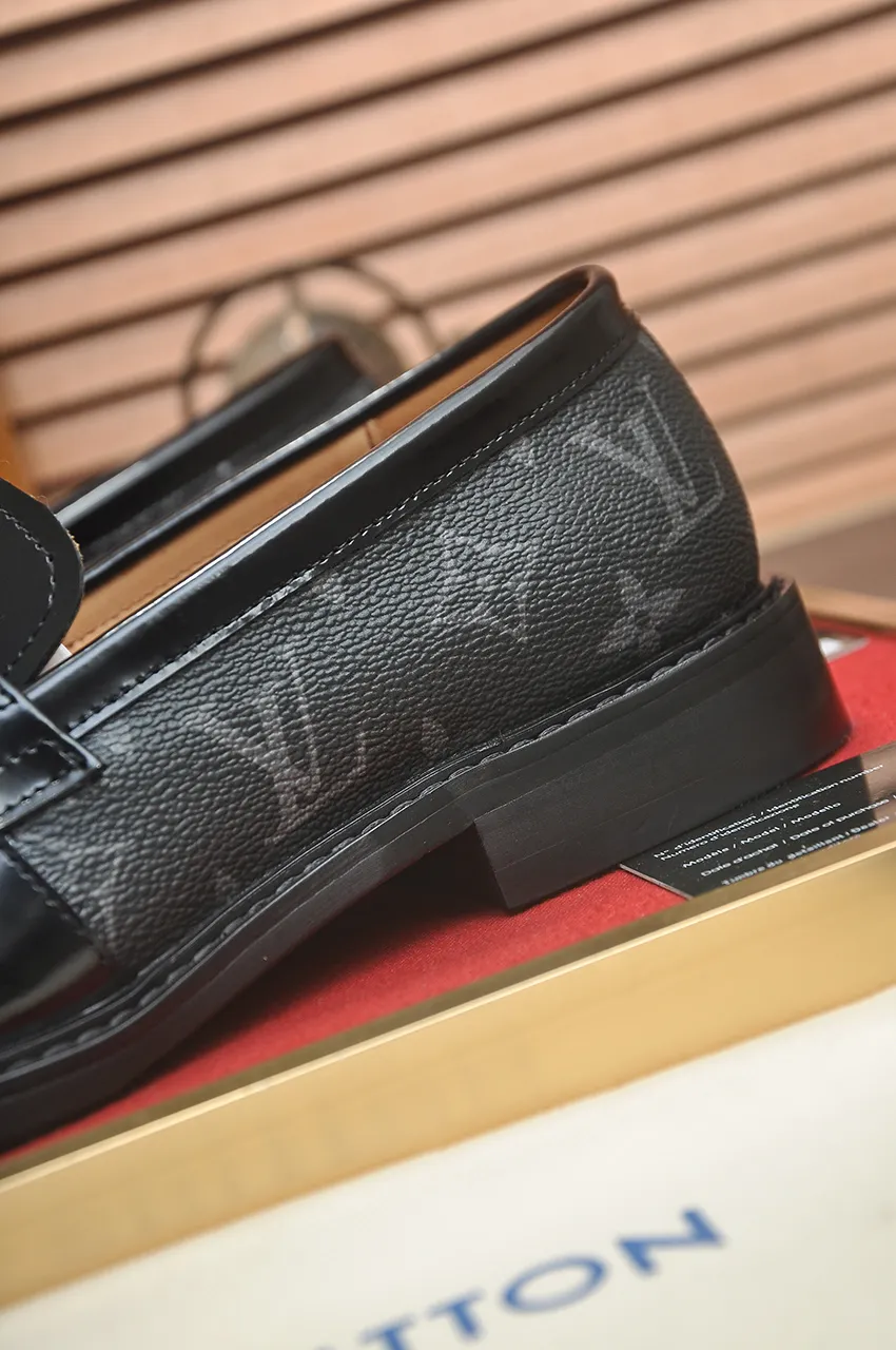 Men's men's shoes 💰460💶 [LV] (original single cowhide lining) 🍀LV's latest genuine leather business suit shoes are launched simultaneously on the official website. The first-layer cowhide imported from Italy is made of heavy gold, 💥1:1 rubber outsole from the official website. Versatile to wear, high-end without losing class, and the color combination is extraordinary. This four-season style is alluring when worn on your feet, showing off your big-name flair. Standard code 38-45 (45 customized)